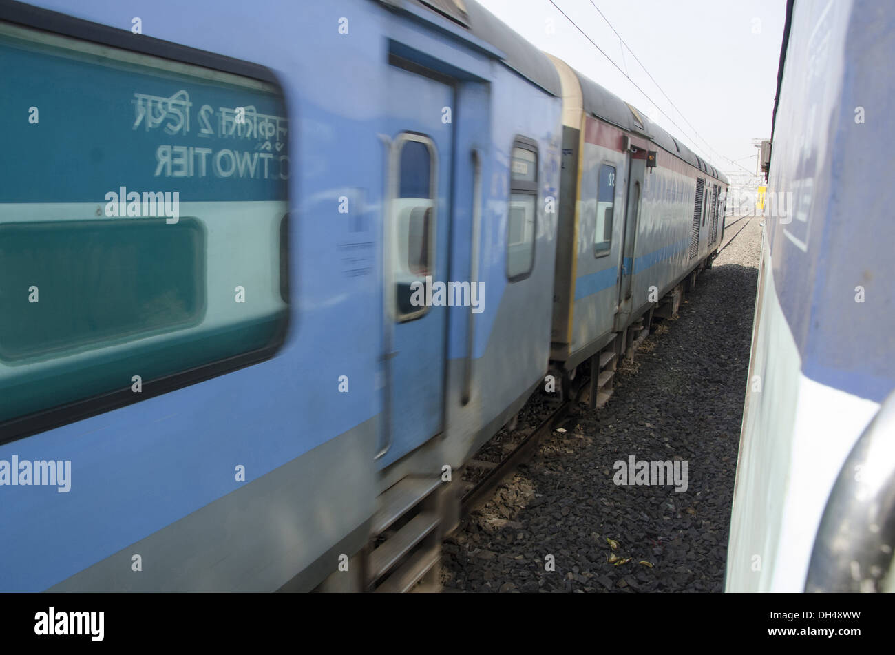 Les trains des chemins de fer indiens à Calcutta traversée entre Burdwan Inde Bengale Ouest Banque D'Images