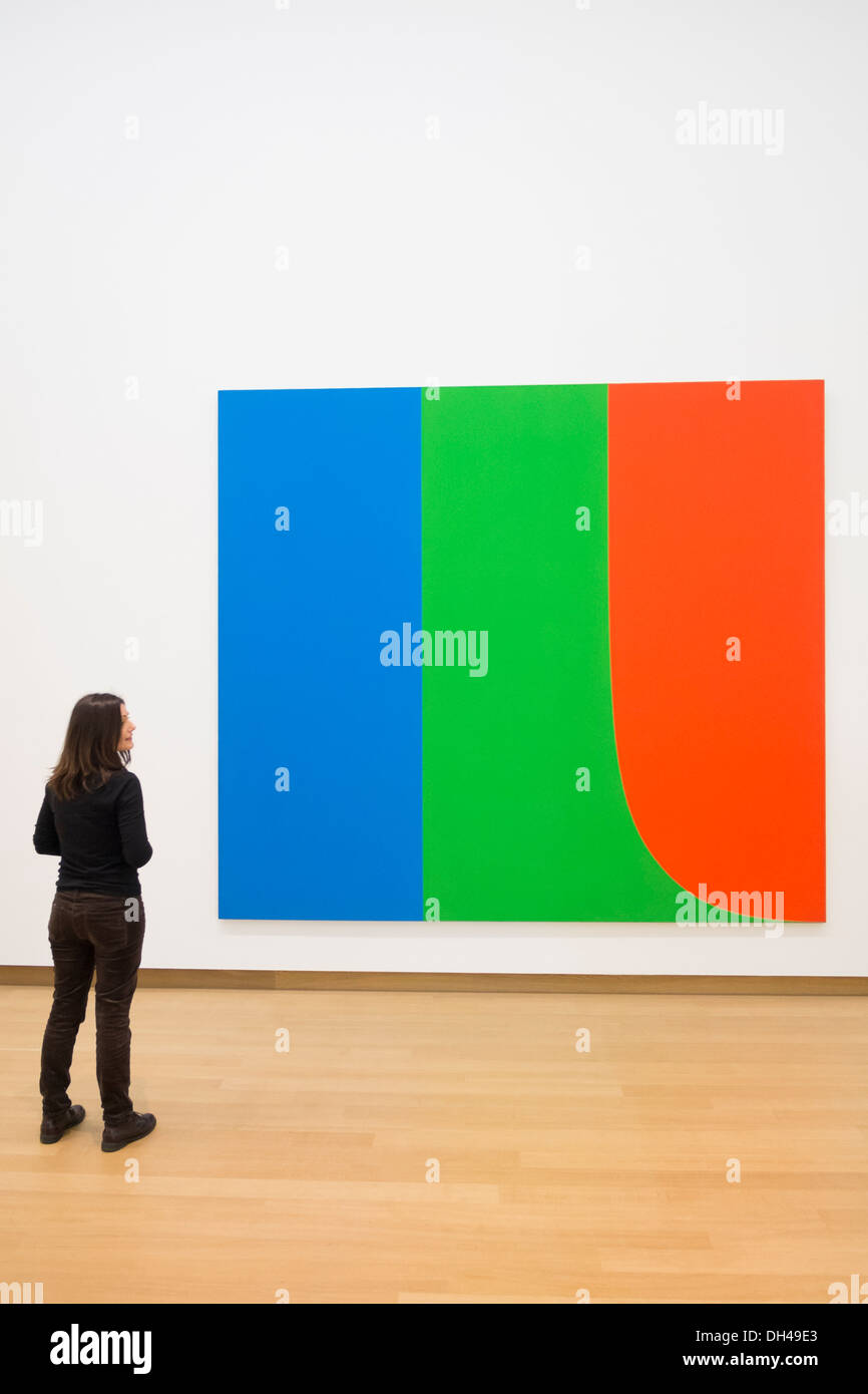 Woman painting par Ellsworth Kelly ; Bleu, Vert, Rouge au Stedelijk Museum d'art contemporain à Amsterdam Pays-Bas Banque D'Images