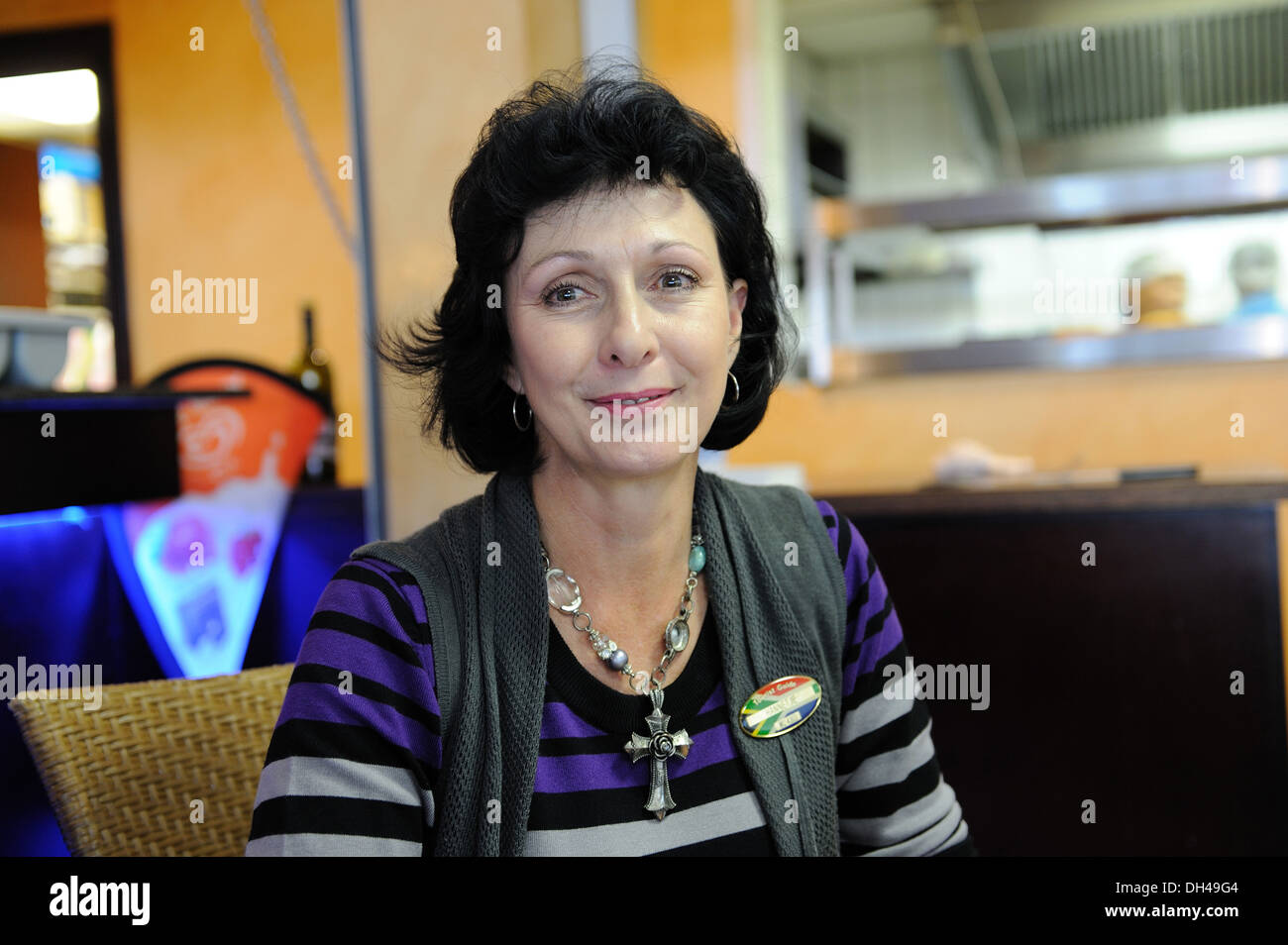 Femme portant un médaillon avec croix , Afrique du Sud , MR#400 Banque D'Images