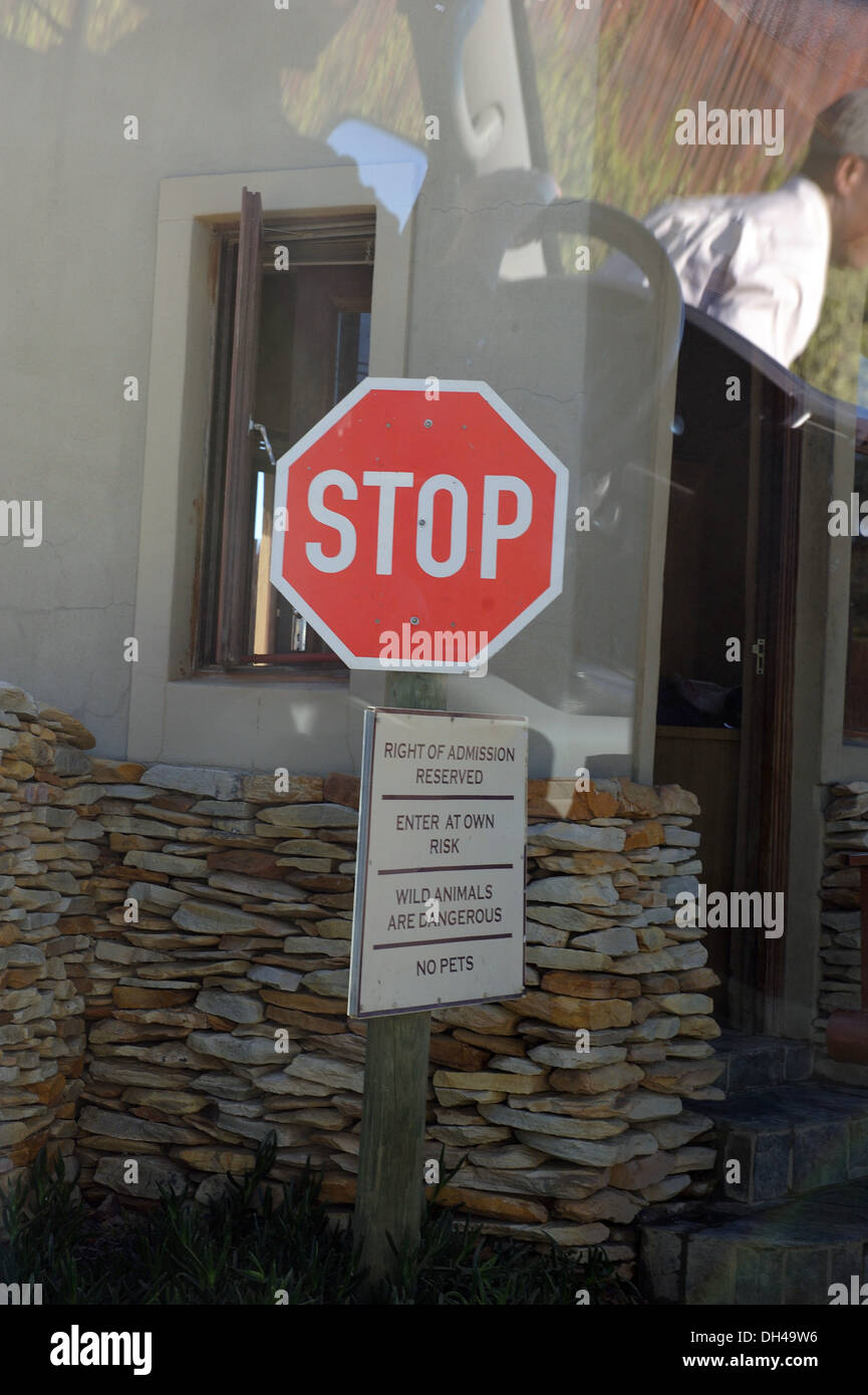 stop panneau , droit d'entrée réservé , pas d'animaux , entrer à risque , les animaux sauvages sont dangereux , afrique du sud Banque D'Images stop panneau , droit d'entrée réservé , pas d'animaux , entrer à risque , les animaux sauvages sont dangereux , afrique du sud Banque D'Images