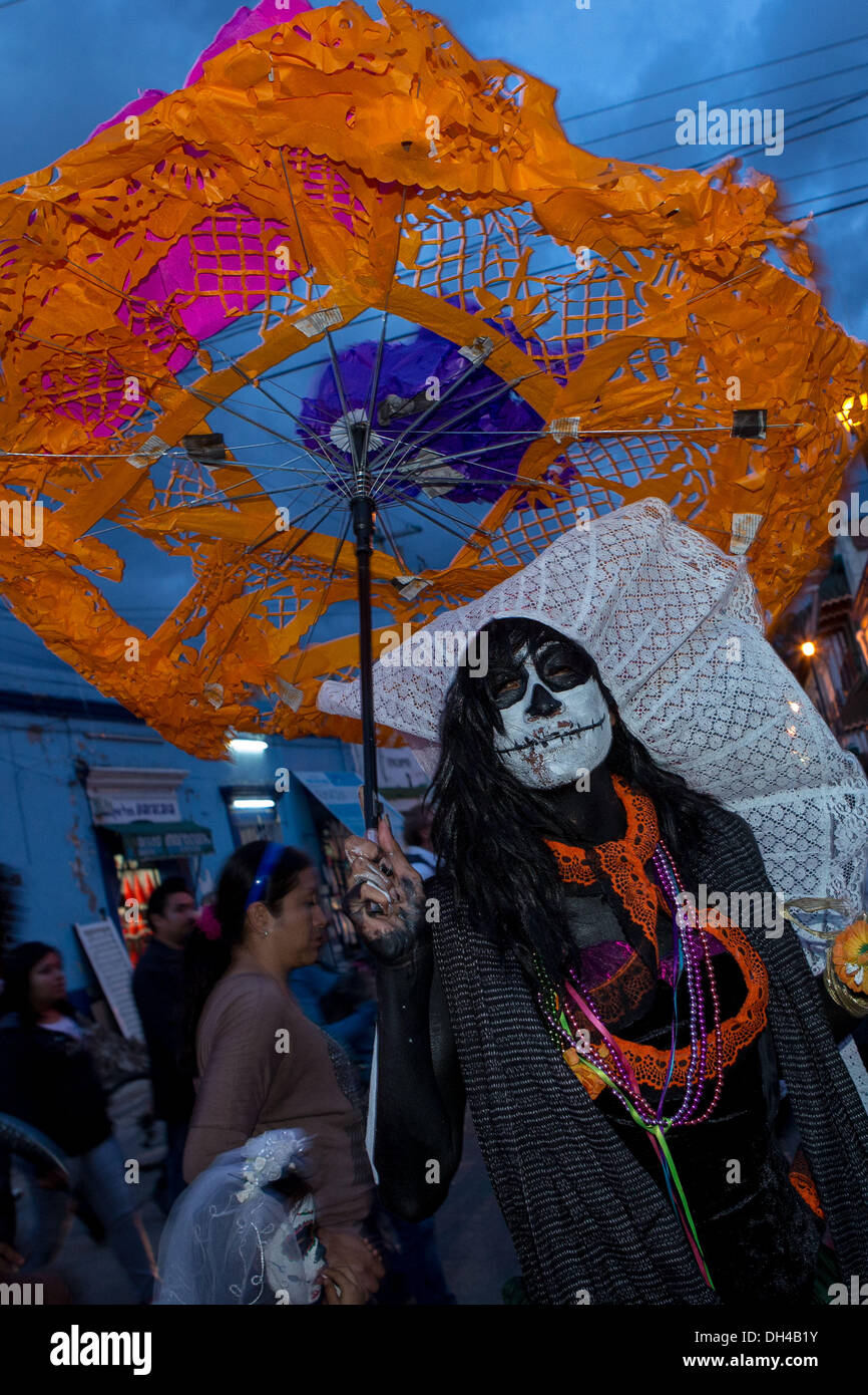 Danse de fêtards dans les rues en costumes traditionnels au début de la Journée de la fête des morts connus en espagnol comme d'un de muertos 30 octobre 2013 à Oaxaca, au Mexique. Banque D'Images
