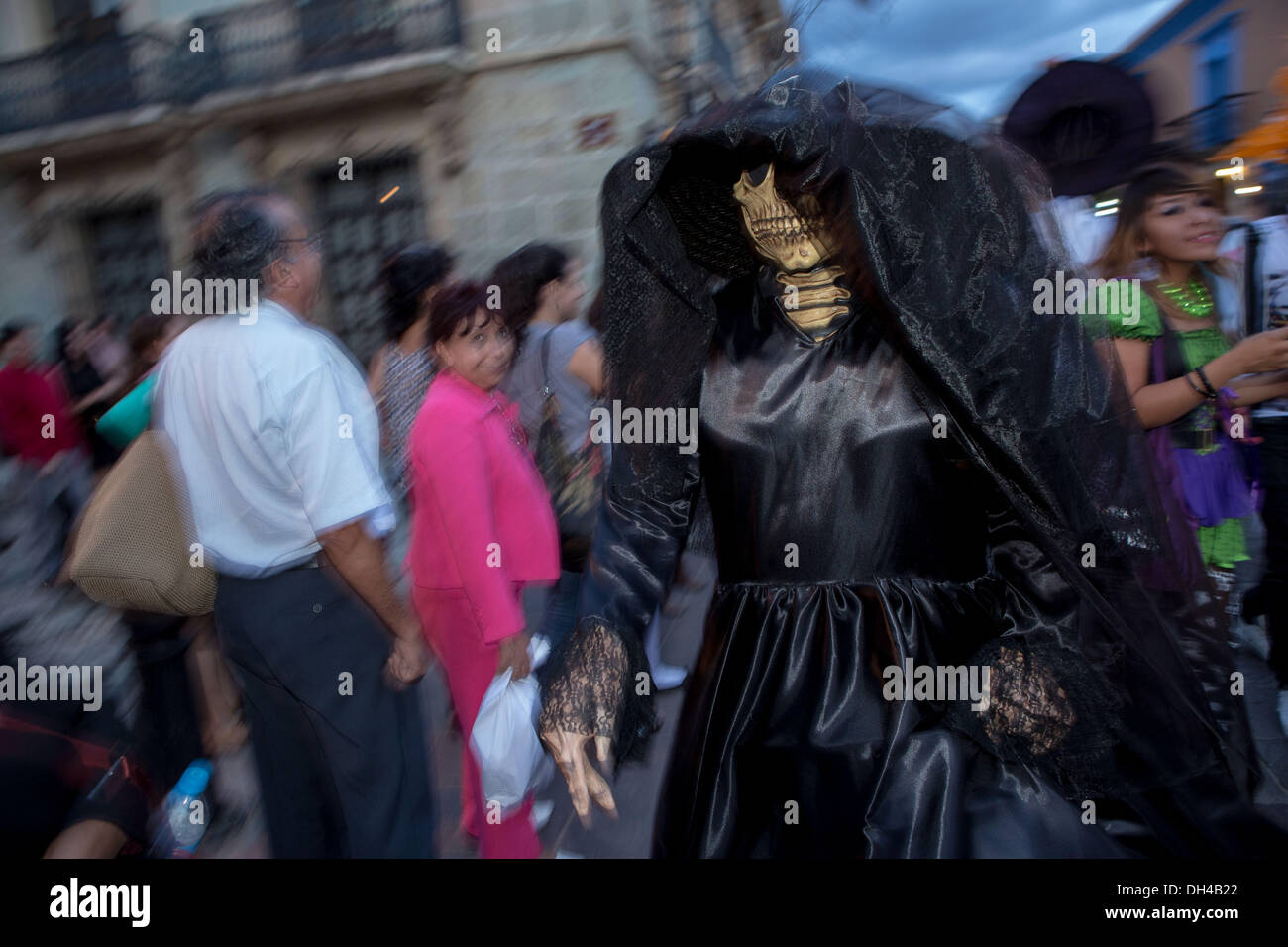 Danse de fêtards dans les rues en costumes traditionnels au début de la Journée de la fête des morts connus en espagnol comme d'un de muertos 30 octobre 2013 à Oaxaca, au Mexique. Banque D'Images