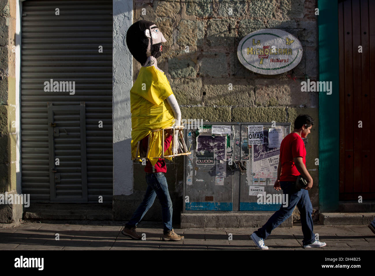 Un personnage costumé en papier mâché marche dans les rues au début de la Journée de la fête des morts connus en espagnol comme d'un de muertos 30 octobre 2013 à Oaxaca, au Mexique. Banque D'Images