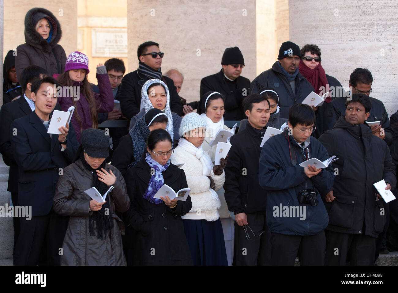Des religieuses et des prêtres prient dans la place Saint Pierre Banque D'Images