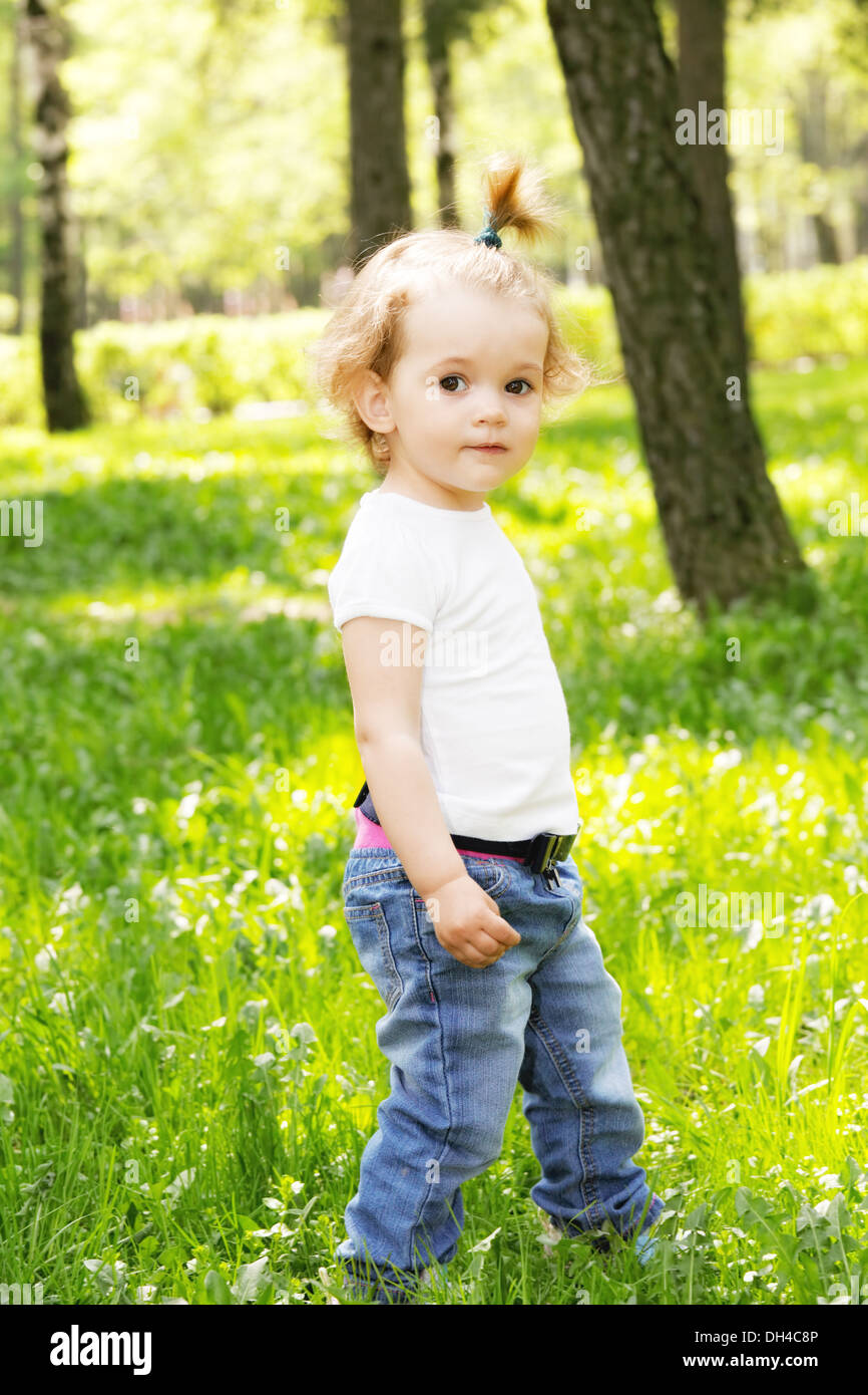 Petite fille mignonne en jean vert Banque de photographies et d'images à  haute résolution - Alamy