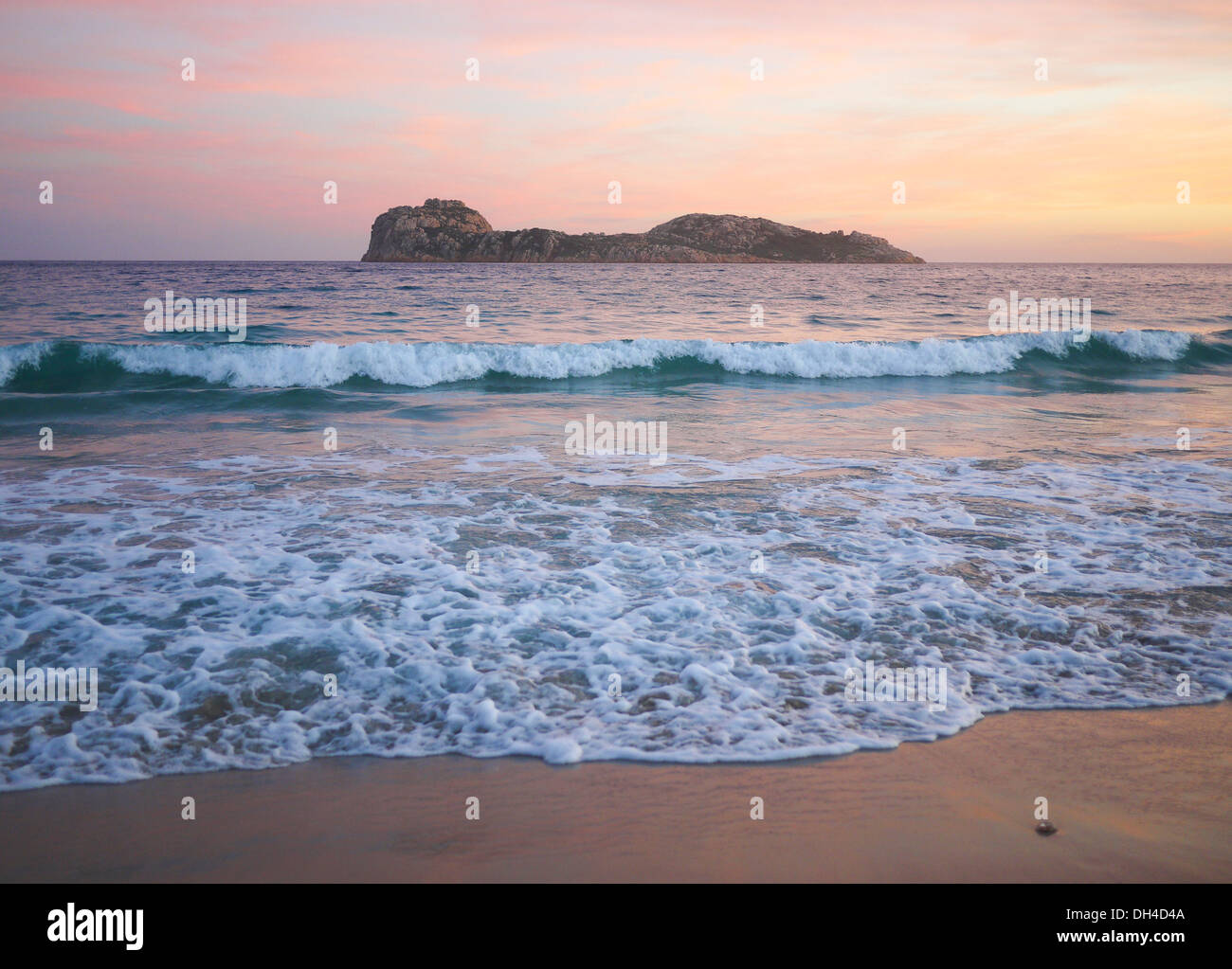 Coucher du soleil sur la plage de Porto Tramatzu, Sardaigne, Italie Banque D'Images