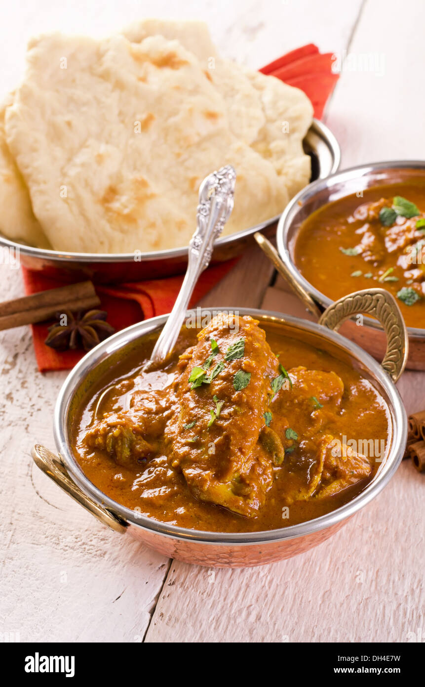 Poulet au curry rouge indien avec du pain naan Banque D'Images