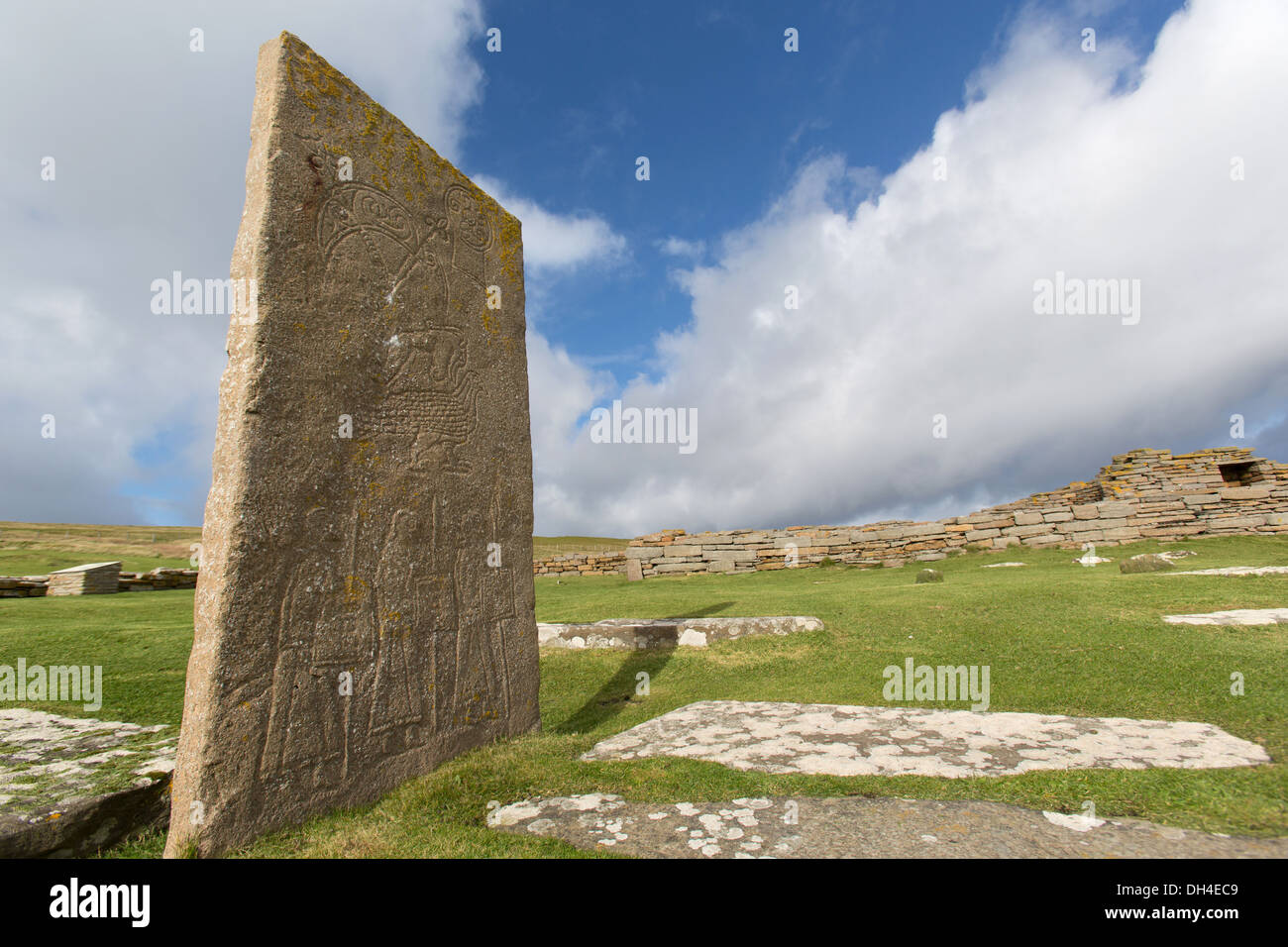 Des îles Orcades, en Écosse. Une réplique d'une 7e siècle Pierre Picte au Burgh de Birsay règlement historique. Banque D'Images