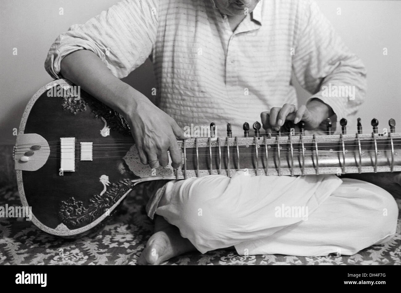 Ustad Amjad Ali Khan jouer instruments musique sitar en Inde Banque D'Images