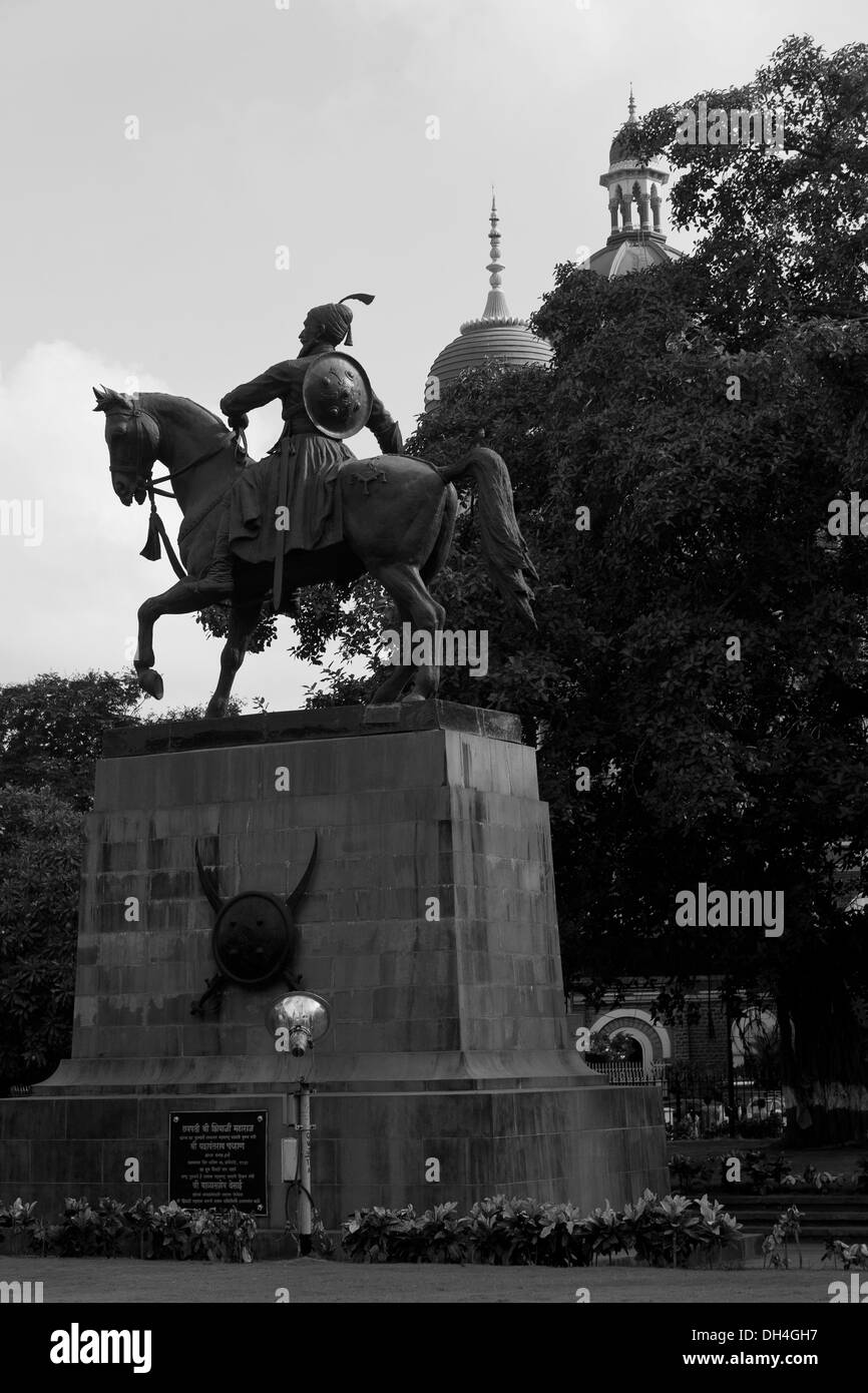 Statue de Chhatrapati Shivaji Apollo Bunder Colaba Mumbai Maharashtra Inde Asie Juin 2012 Banque D'Images