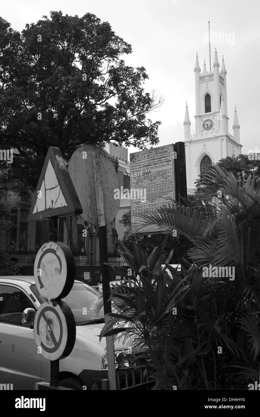 La Cathédrale de Saint Thomas avec panneaux de circulation Mumbai Maharashtra Inde Asie Juin 2012 Banque D'Images