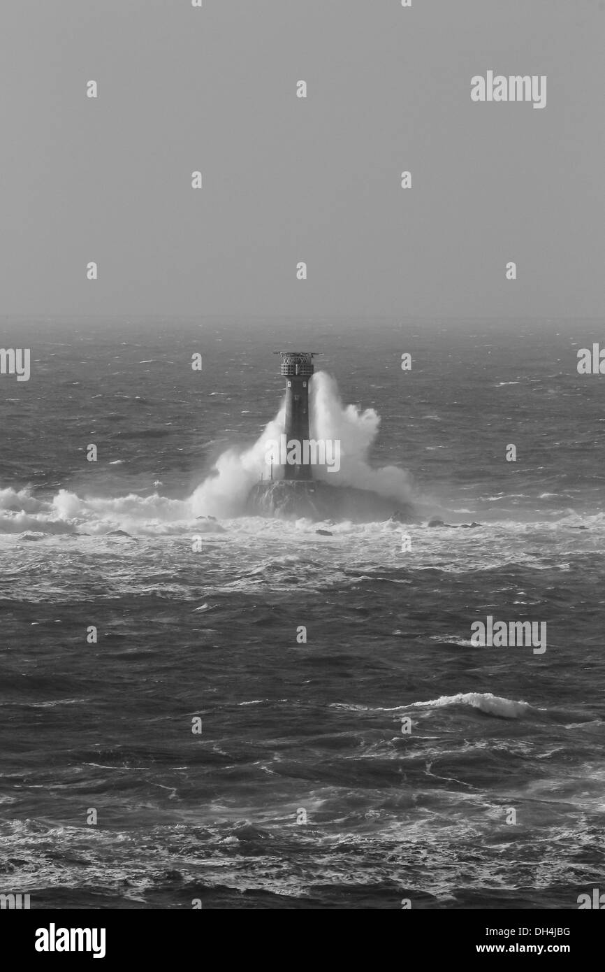 Phare de drakkars vus de Lands End, Cornwall, UK Banque D'Images