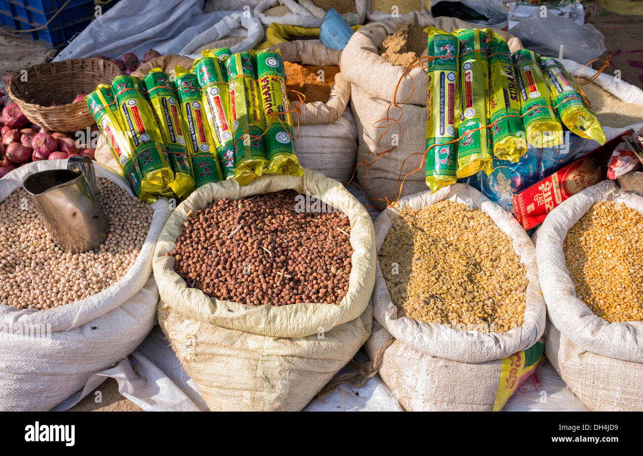 Sacs d'aliments secs et de l'encens à la vente à un marché indien. L'Andhra Pradesh, Inde Banque D'Images
