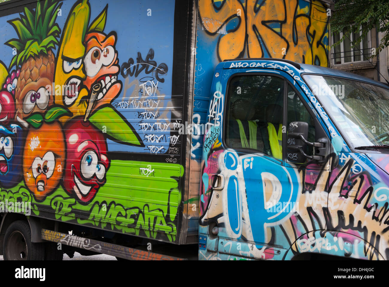 Graffiti sur camion de livraison, Paris, France Banque D'Images