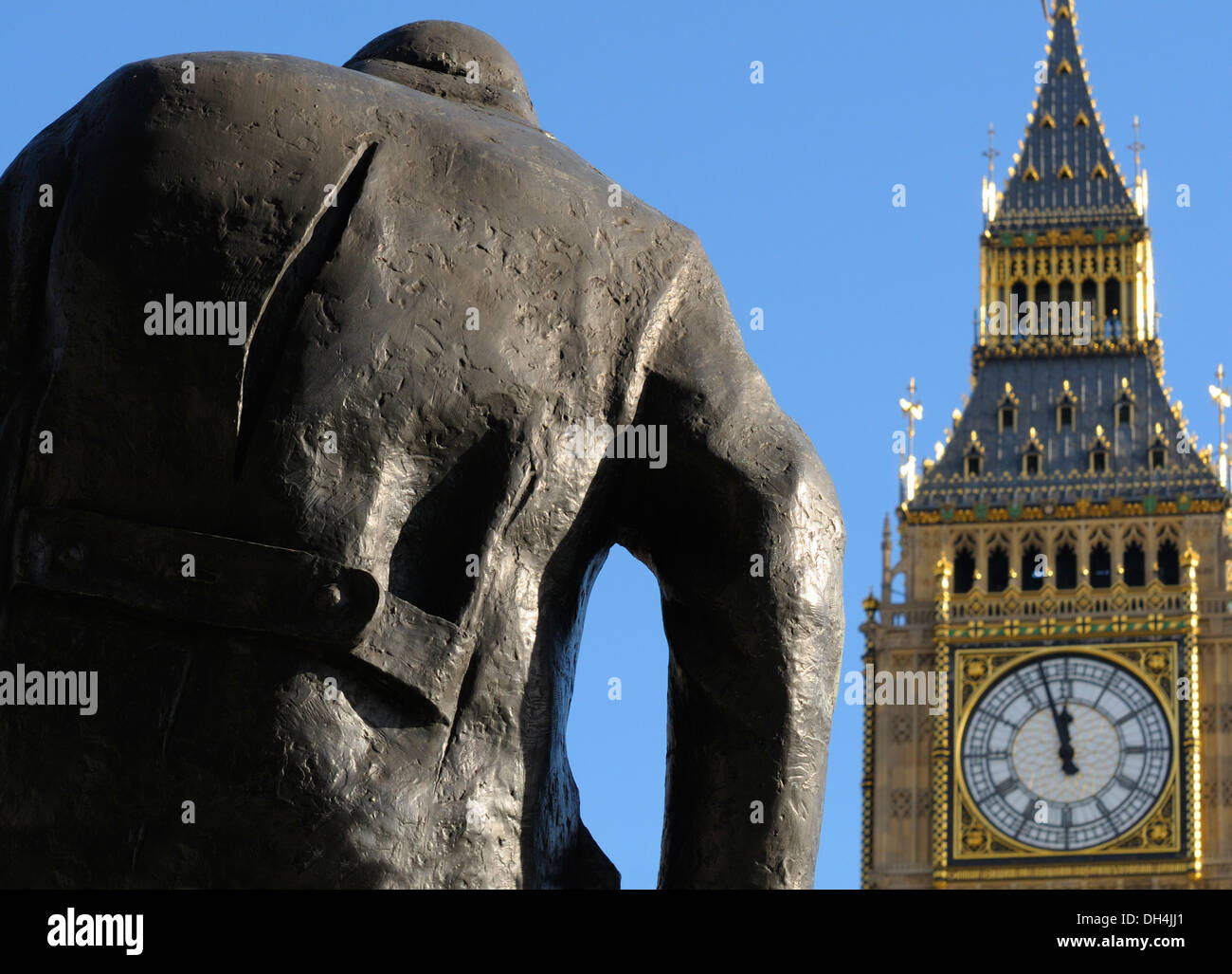 Londres, Angleterre, Royaume-Uni. La place du parlement - Statue de Winston Churchill et de Big Ben Banque D'Images
