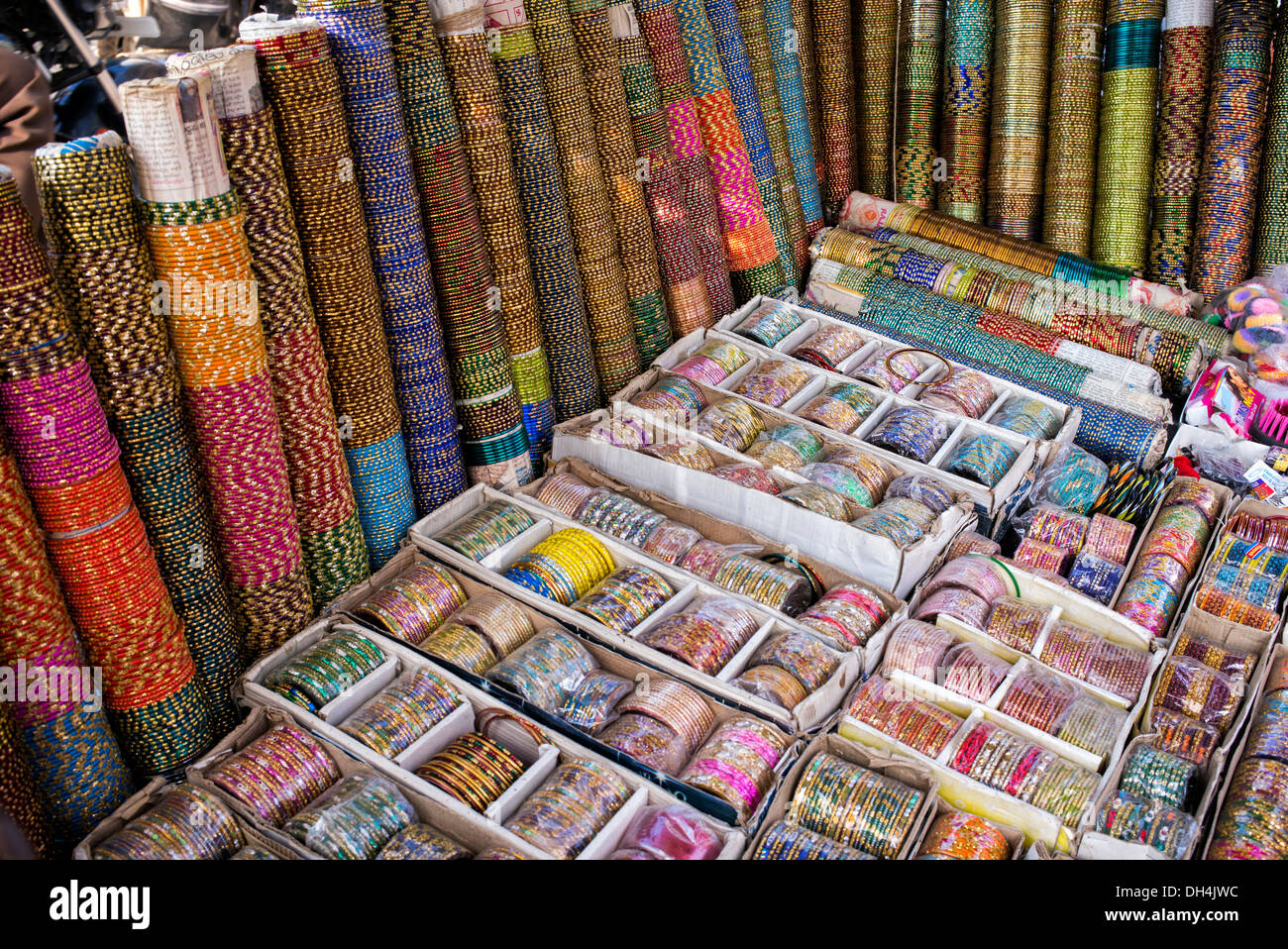 Décrochage du marché indien et bijoux bangles de vente. L'Andhra Pradesh, Inde Banque D'Images