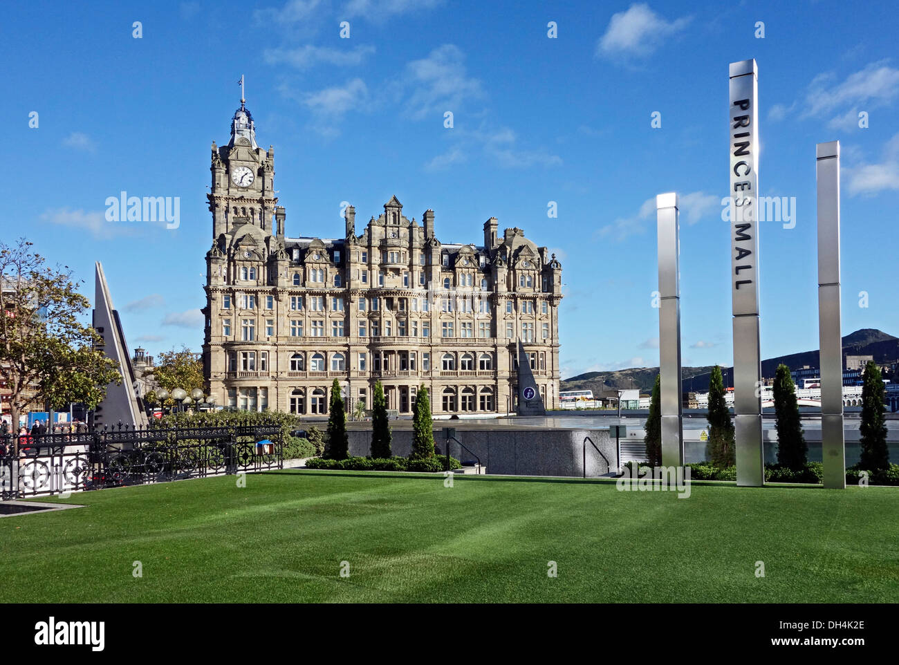 L'hôtel Balmoral et de Princes Mall connexion centre d'Édimbourg en Écosse Banque D'Images