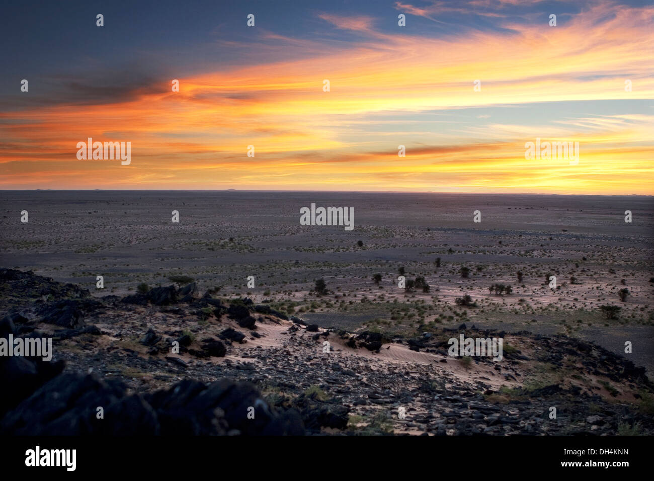 Lever de soleil avec vue sur le rocher de granite Hill dans l'emplacement, désert du Sahara occidental, la Mauritanie, Afrique du Nord-Ouest Banque D'Images