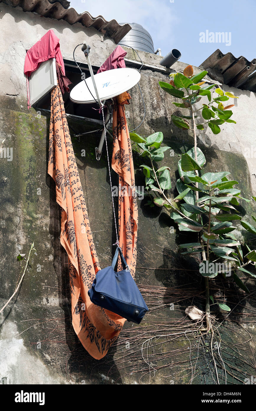 L'antenne TV saree sari fenêtre sac à Mumbai Maharashtra Inde 2012 Banganga Banque D'Images