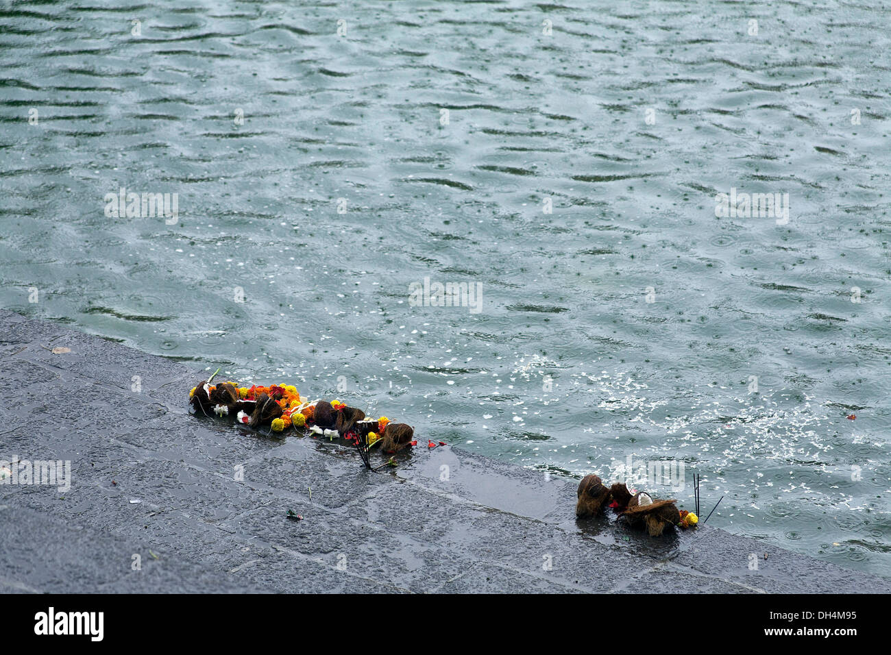 Fleurs dans la prière au réservoir d'eau de pluies Banganga Walkeshwar Mumbai Maharashtra Inde 2012 Banque D'Images