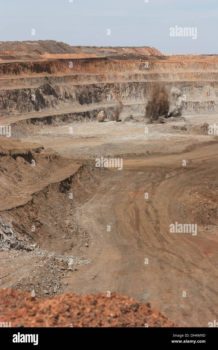 Les roches du minerai de dynamitage dans une surface à ciel ouvert mine à ciel ouvert d'or, de l'ouest du désert du Sahara, de la Mauritanie, l'Afrique de l'Ouest Banque D'Images