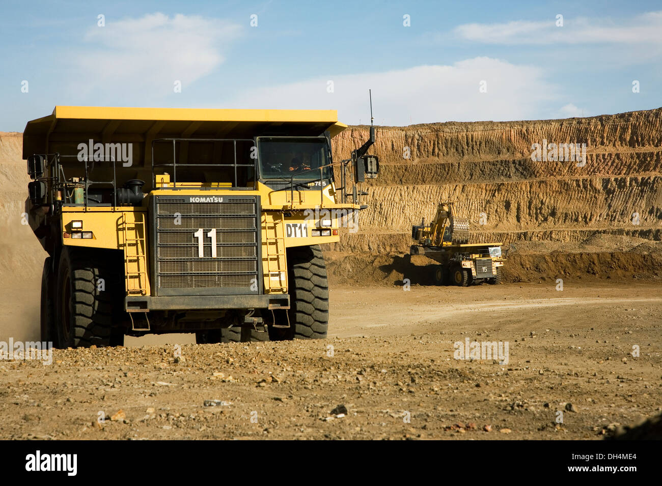 L'exploitation de la mine d'or à ciel ouvert en surface en fonte avec de grandes pelles et camions laissant travailler derrière, Mauritanie, Afrique du Nord-Ouest Banque D'Images