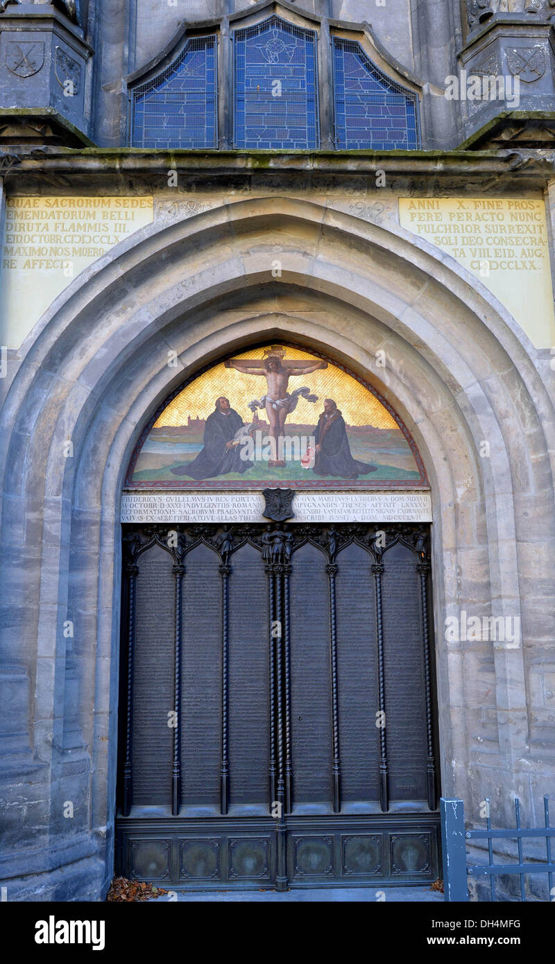 Wittenberg, Allemagne. 31 octobre, 2013. Vue sur la célèbre porte où Luther posté ses thèses à l'église Schlosskirche à Wittenberg, Allemagne, 31 octobre 2013. Avec les services d'église, des concerts, et un festival de la ville, la ville célèbre Jour de la Réformation. Martin Luther (1483-1546) est dit avoir cloué ses 95 thèses contre la vente des indulgences sur la porte de l'église du château de Wittenberg le 31 octobre 1517. La loi est considérée comme le début de la réforme de l'église dans le monde entier. Photo : HENDRIK SCHMIDT/dpa/Alamy Live News Banque D'Images