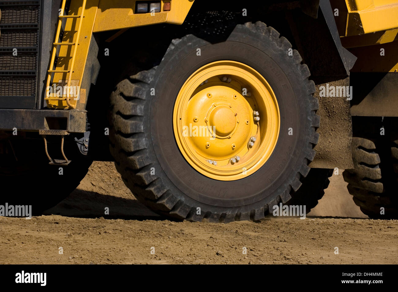 Fermer la vue du pneu d'un camion de la mine dans la fosse Banque D'Images