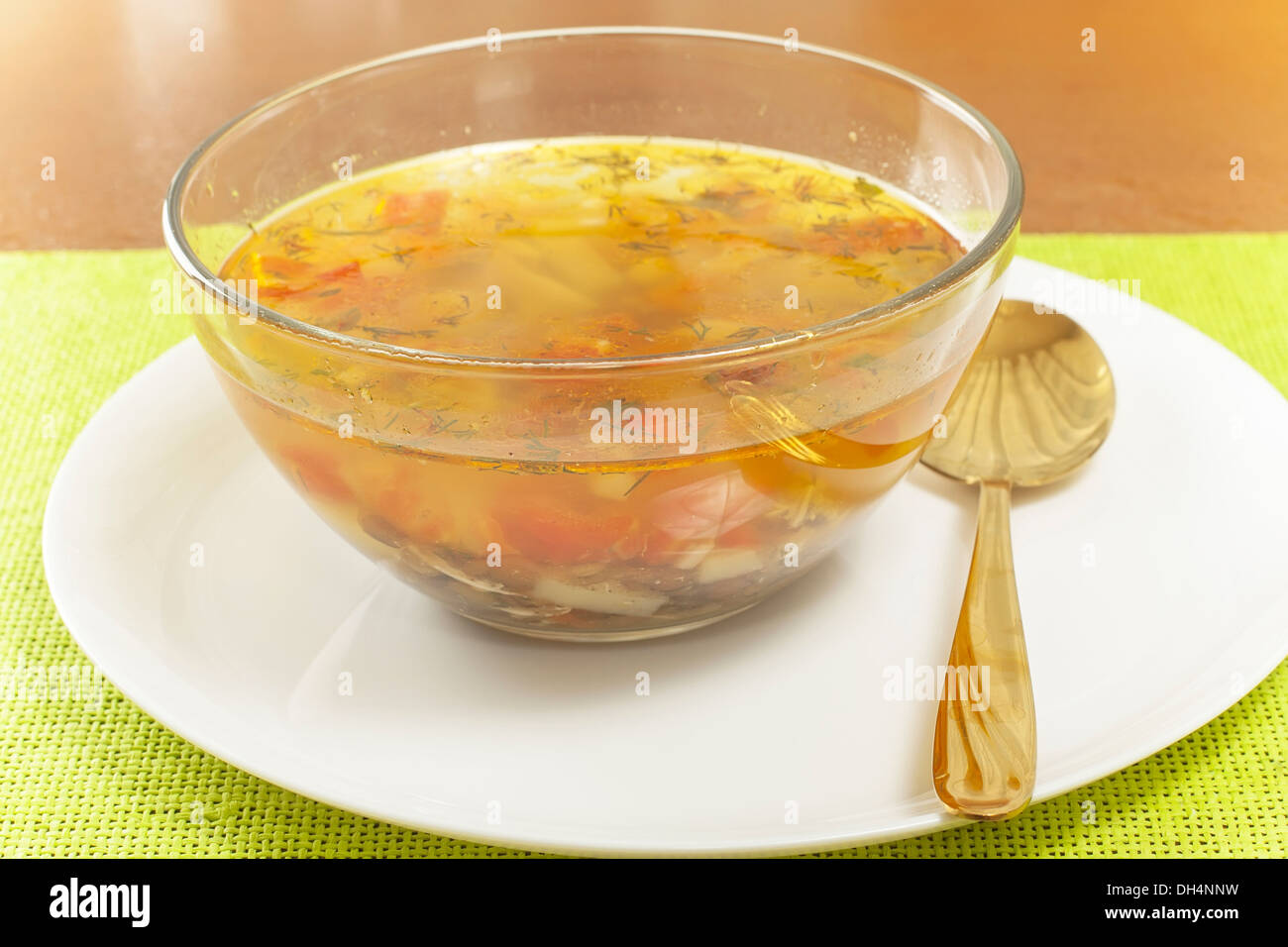 Soupe aux lentilles transparentes dans un plat en verre Banque D'Images