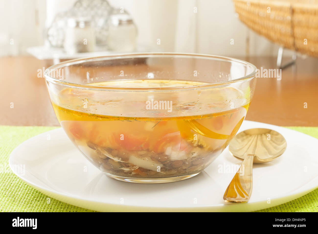 Soupe aux lentilles transparentes dans un plat en verre Banque D'Images