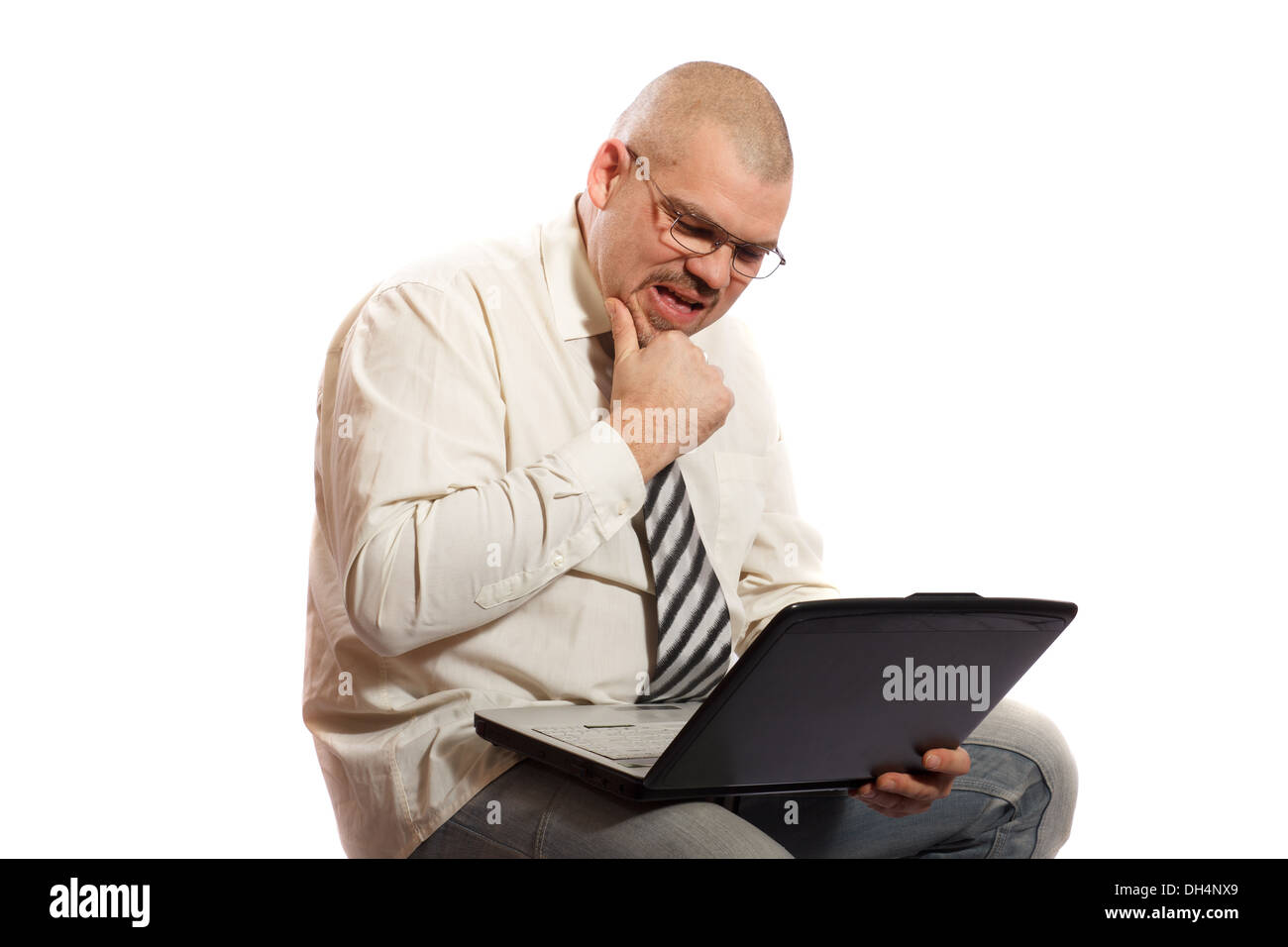 L'homme inquiet en regardant son ordinateur sur un fond blanc Banque D'Images