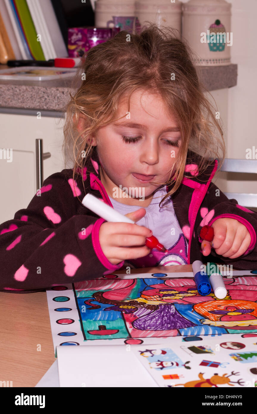5 ans, fille en coloriant un dessin dans un livre de coloriage Banque D'Images