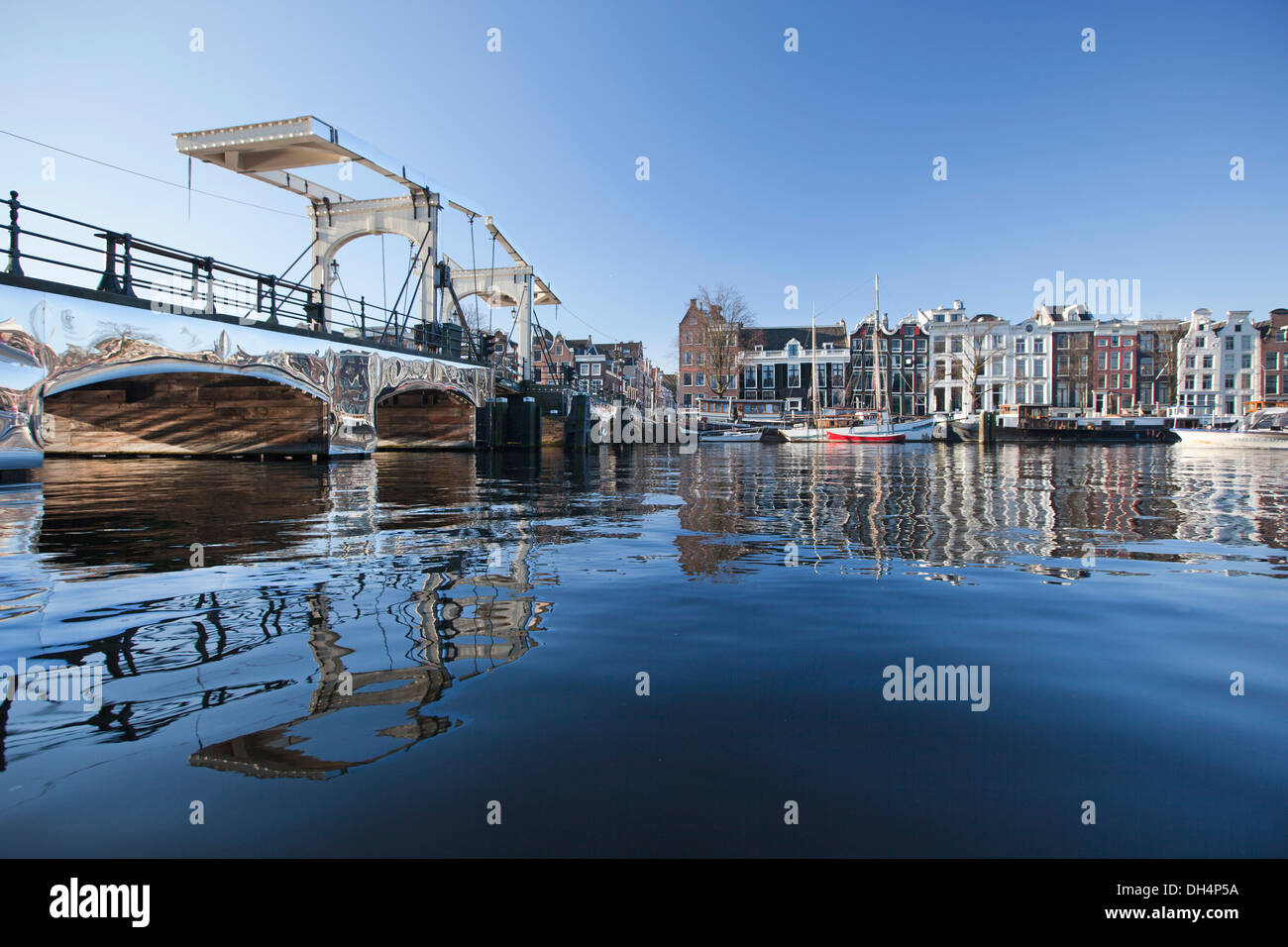 Holland, reflétant la lumière de l'oeuvre 'Amsterdam' Festival de Titia Ex appelé apparaît à Amsterdam, le pont-levis Pont maigre Banque D'Images