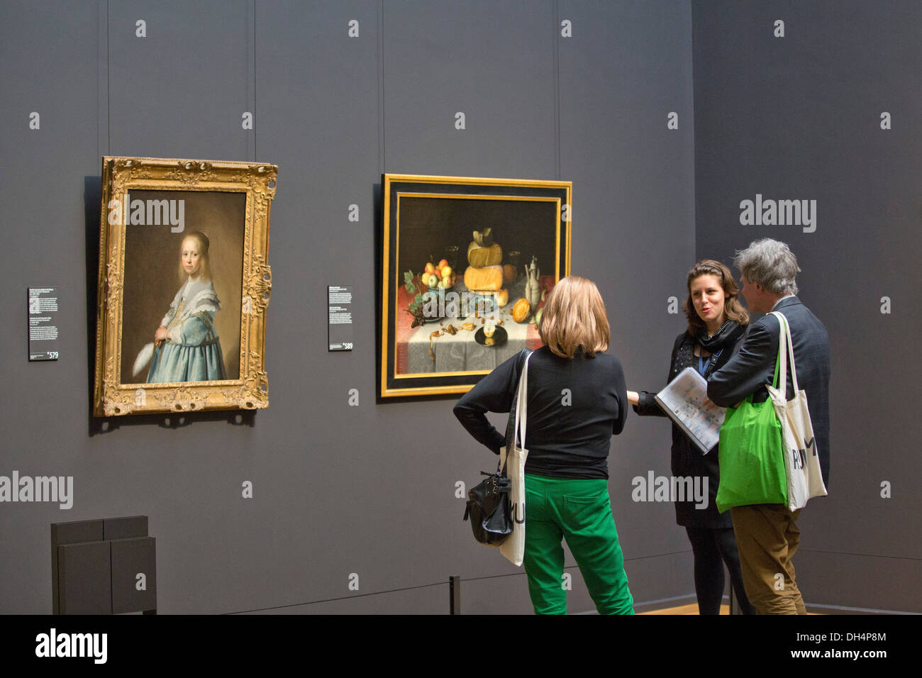 Pays-bas, Amsterdam, Rijksmuseum . Guide expliquant aux visiteurs dans la galerie d'Honneur Banque D'Images