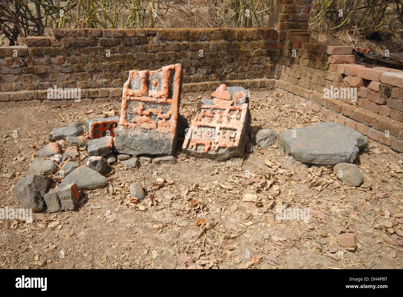 Les idoles de dieux tribaux, Tribu Bhil, Madhya Pradesh, Inde Banque D'Images