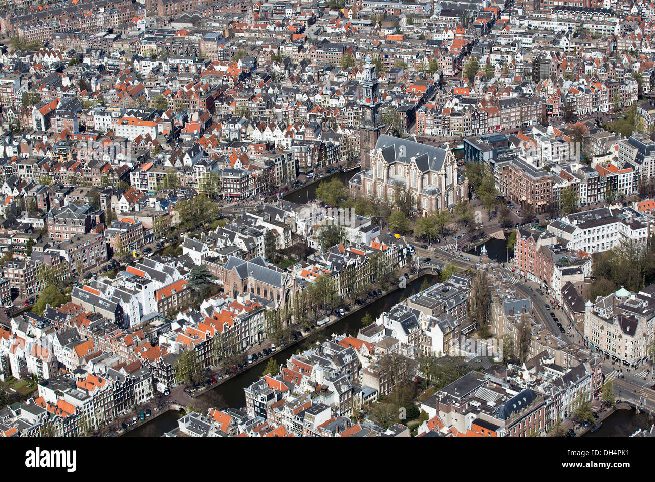 Pays-bas, Amsterdam, vue sur l'église Westerkerk, canaux et maisons du canal. Aerial Banque D'Images