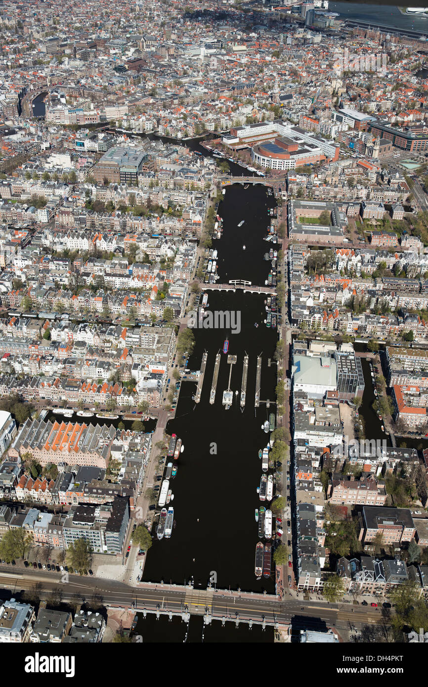 Pays-bas, Amsterdam, vue sur la rivière Amstel, Skinny Bridge, Stopera (Hôtel de Ville et Opéra). Aerial Banque D'Images