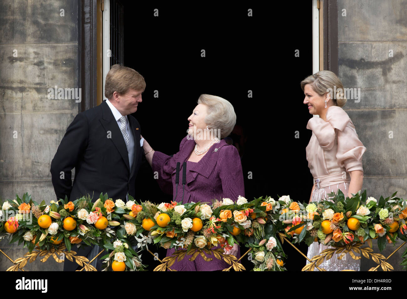 Pays-bas, 30 avril 2013. Palais Royal sur la place du Dam. Le roi Willem-Alexander, Reine Maxima, La princesse Beatrix sur balcon. Banque D'Images