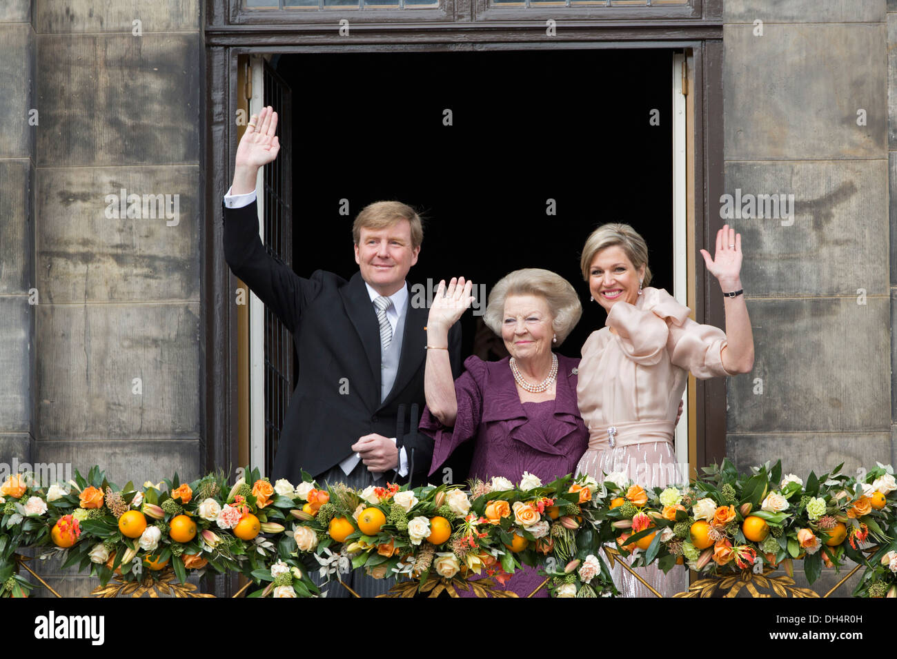 Pays-bas, 30 avril 2013. Palais Royal sur la place du Dam. Le roi Willem-Alexander, Reine Maxima, La princesse Beatrix sur balcon. Banque D'Images