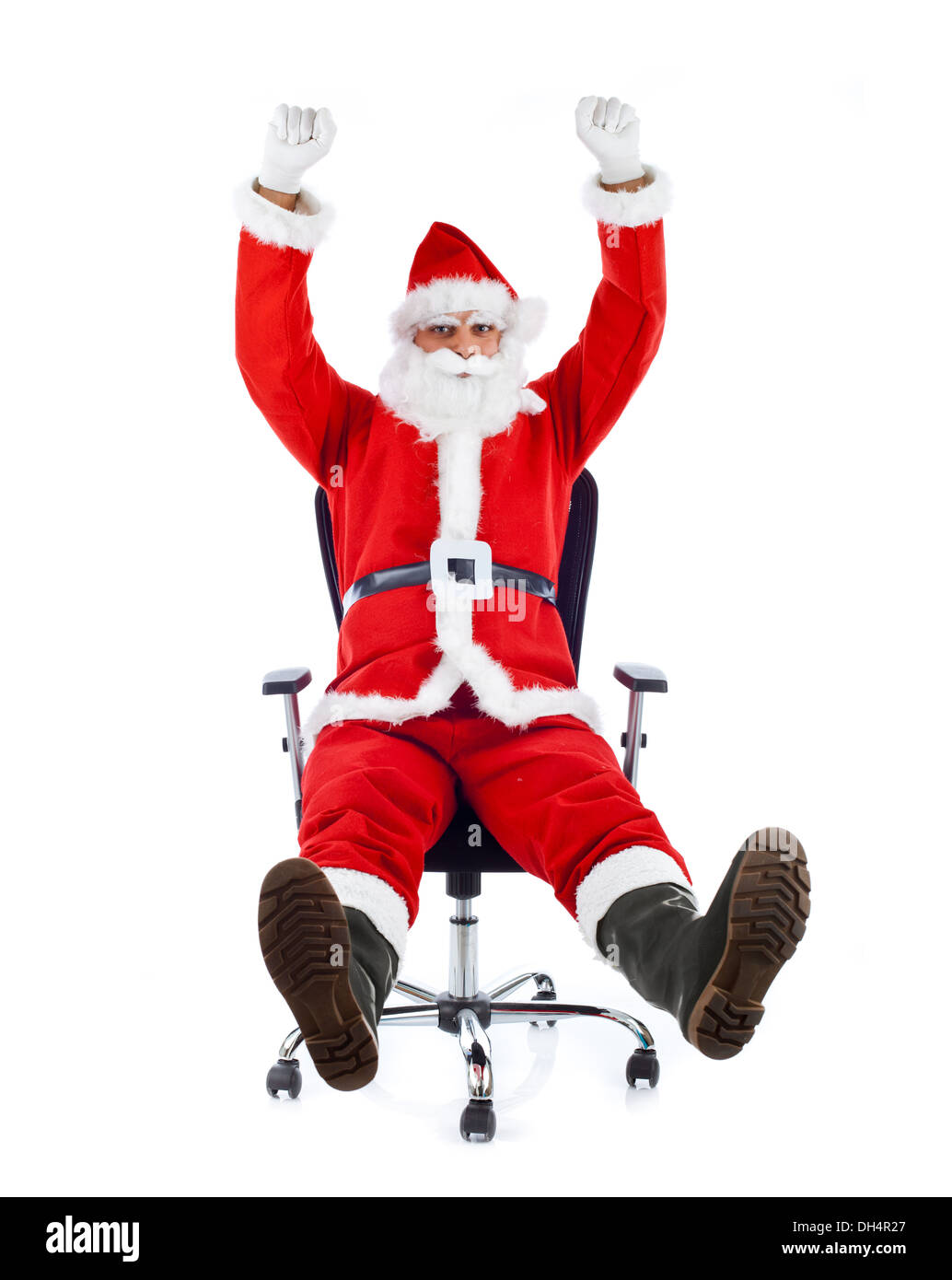 Jeune Père Noël assis sur une chaise de bureau sur fond blanc. Banque D'Images