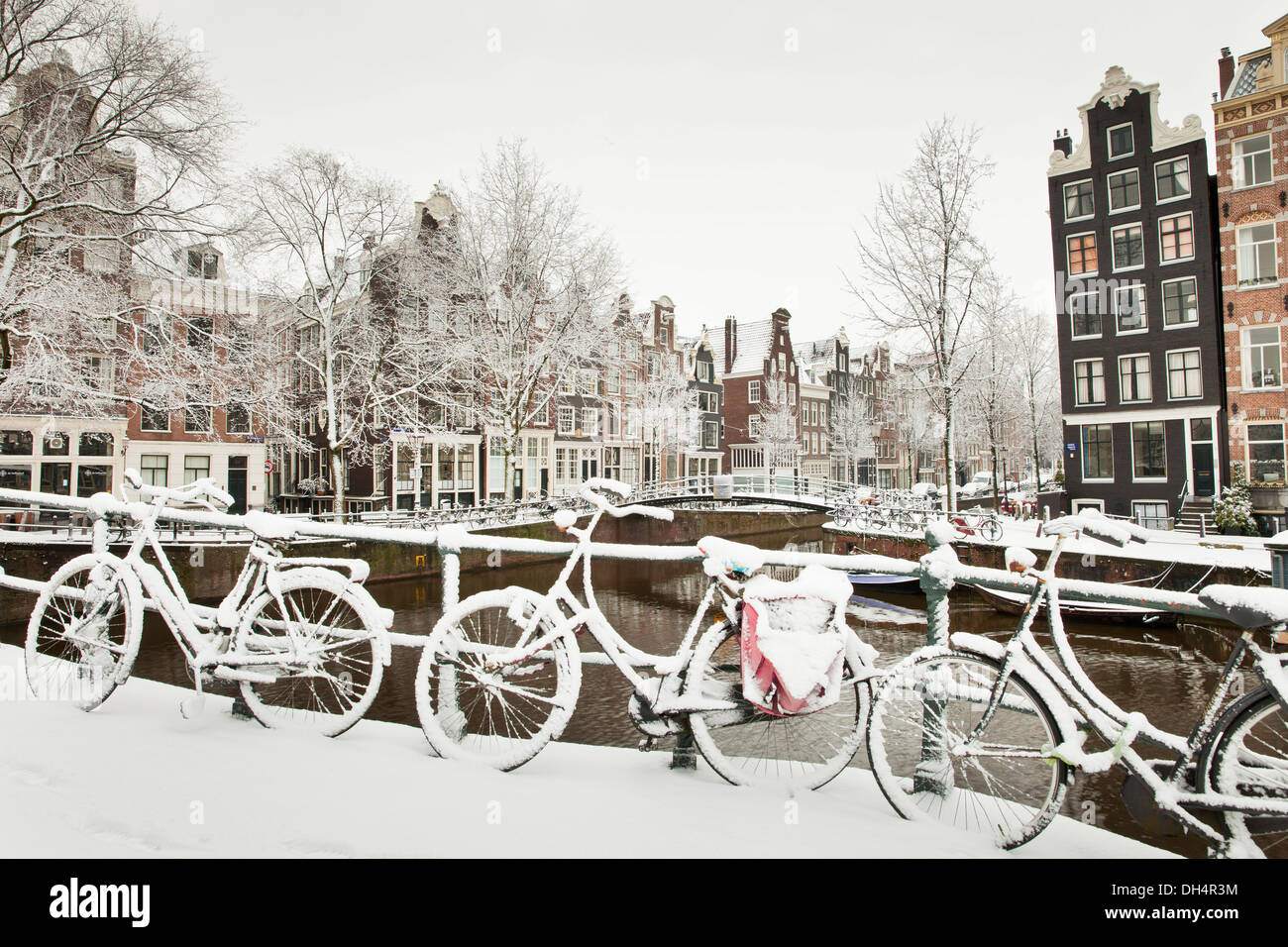 Les Pays-Bas, Amsterdam, maisons en canal appelé Canal Brouwersgracht. Unesco World Heritage site. Les vélos. L'hiver, la neige Banque D'Images