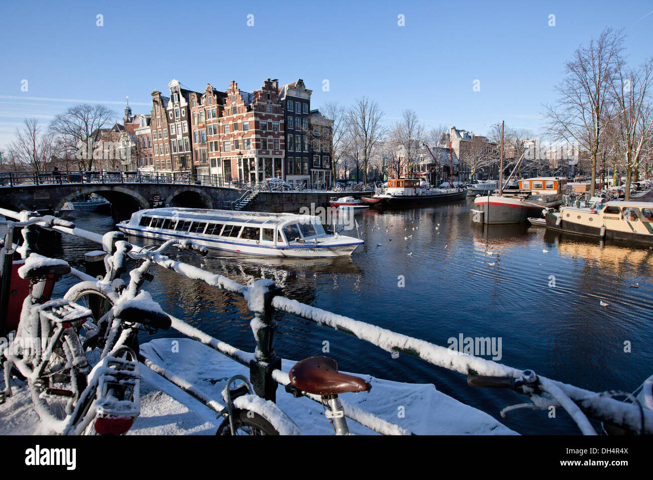 Les Pays-Bas, Amsterdam, maisons en canal appelé Canal Brouwersgracht. Unesco World Heritage site. Les vélos. La neige, Canal ou excursion en bateau. Banque D'Images