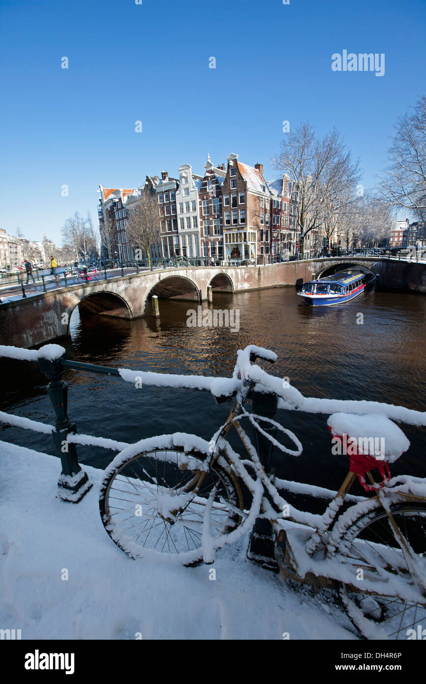 La Hollande, Amsterdam, maisons du canal Keizersgracht, dans canal Leidsegracht. Unesco World Heritage site. Les vélos. La neige. Canal ou excursion en bateau. Banque D'Images