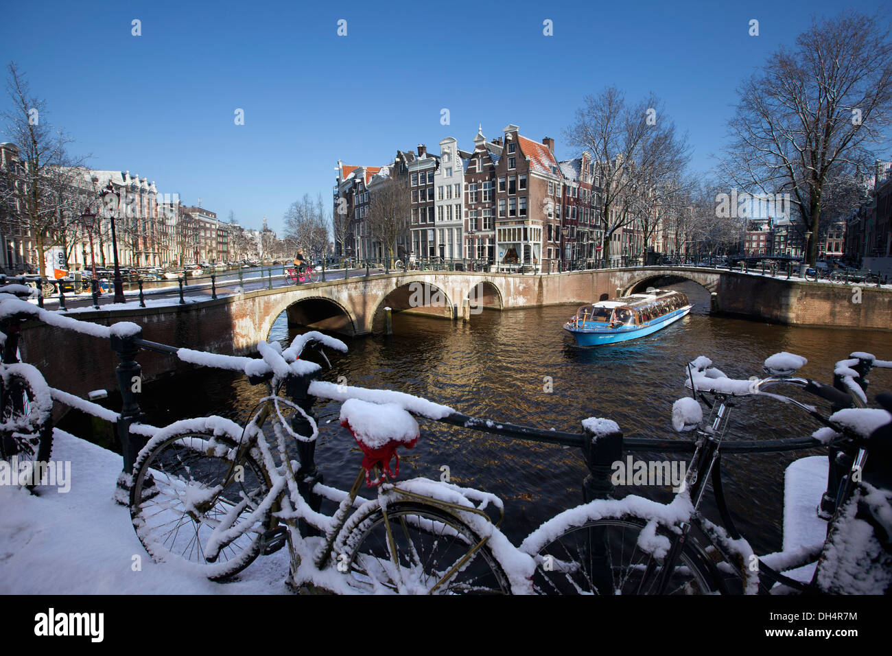 La Hollande, Amsterdam, maisons du canal Keizersgracht, dans canal Leidsegracht. Unesco World Heritage site. Les vélos. La neige. Canal ou excursion en bateau. Banque D'Images