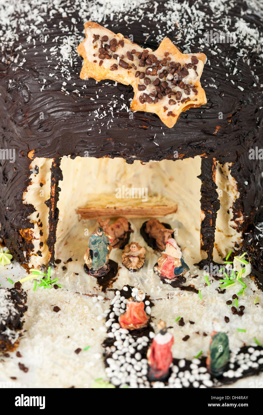 Crèche en forme de panettone sur fond blanc Banque D'Images