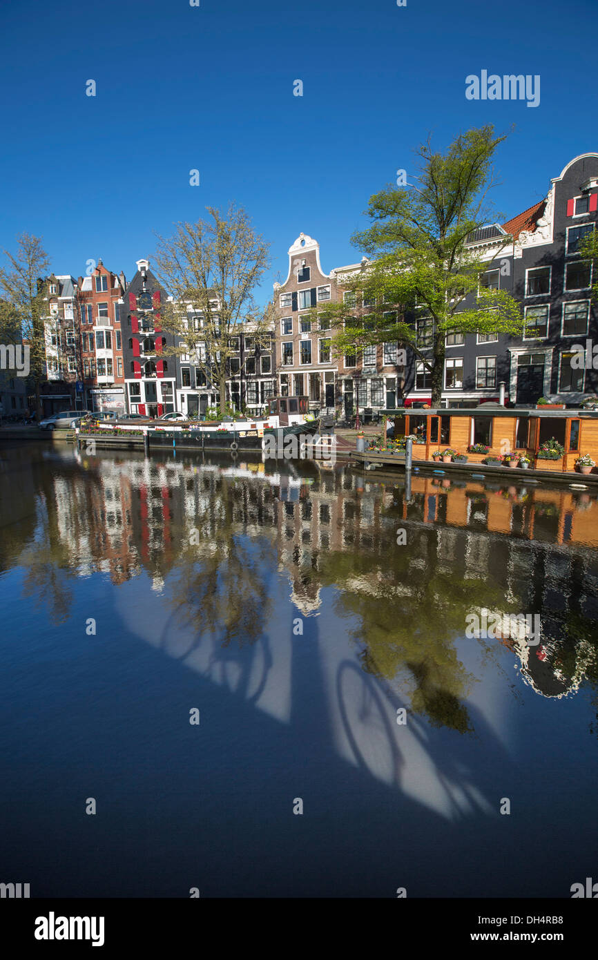 Pays-bas, Amsterdam, Maisons du xviie siècle, les bateaux, la réflexion dans bkes canal Prinsengracht. Site du patrimoine mondial de l'Unesco Banque D'Images