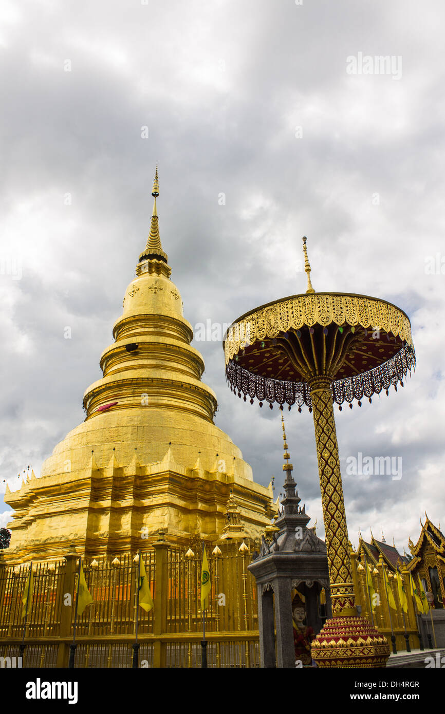 La Pagode d'or, Phra That Hariphunchai Banque D'Images