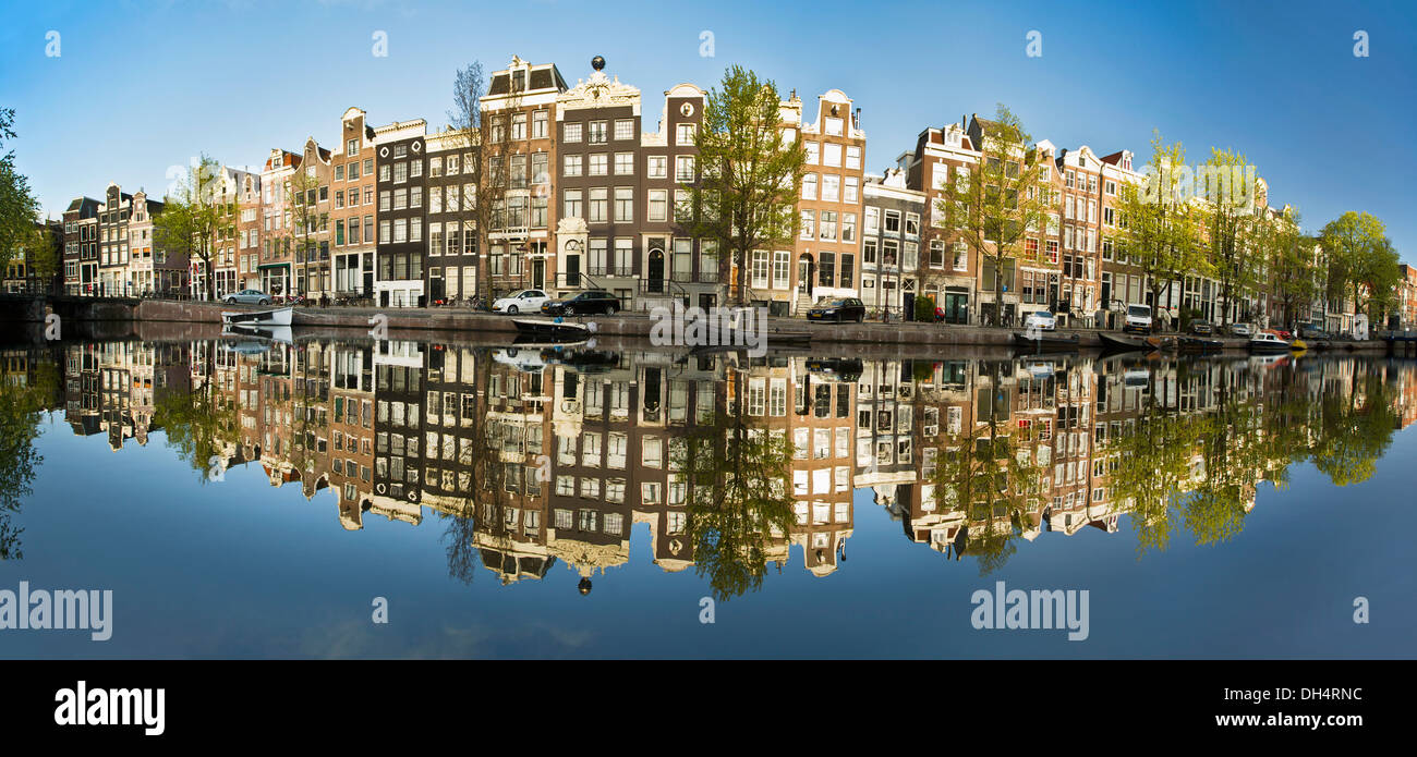 Les Pays-Bas, Amsterdam, reflet de maisons au bord du canal et péniches à canal appelé Singel. Unesco World Heritage Site. Banque D'Images