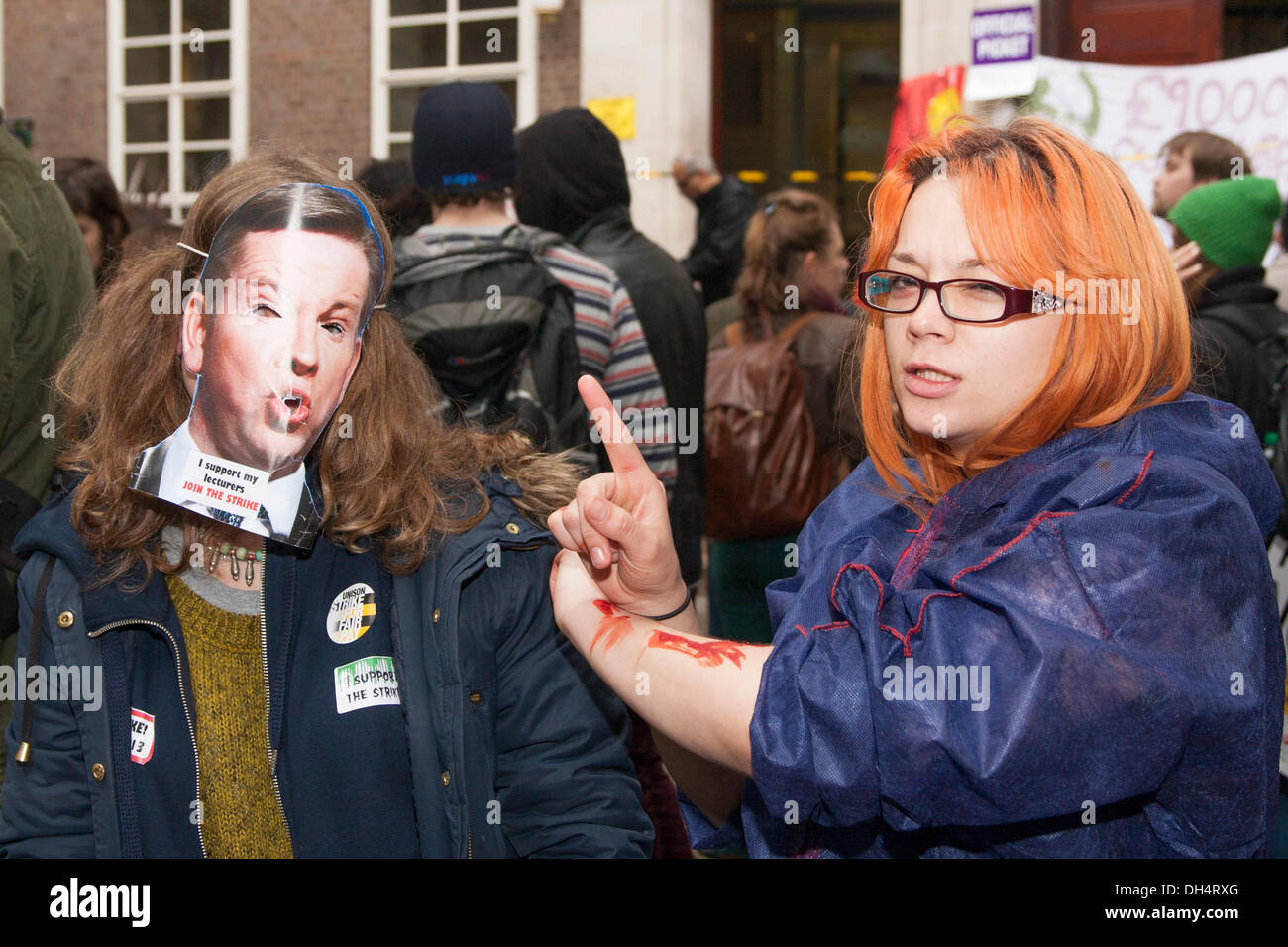 Londres, Royaume-Uni. 31 octobre 2013. Soutien aux étudiants de l'enseignement et de l'appui remarquable de staf plus juste de la demande l'augmentation des salaires et un salaire minimum vital pour les travailleurs faiblement rémunérés university. Crédit : Paul Davey/Alamy Live News Banque D'Images