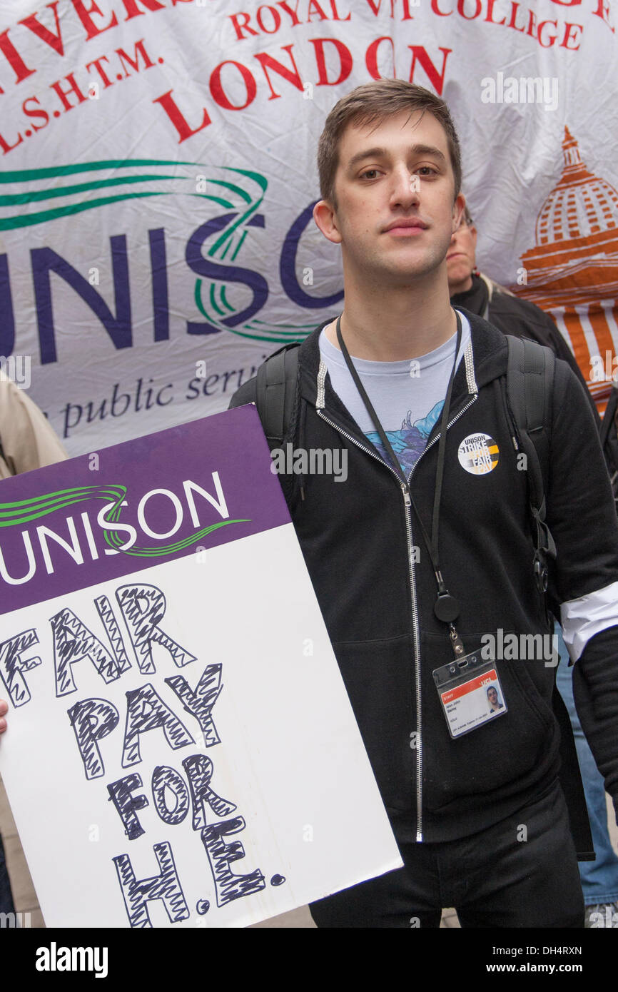 Londres, Royaume-Uni. 31 octobre 2013. Les étudiants viennent à l'appui de l'enseignement et de l'université publique d'exiger des augmentations de salaires plus équitables et un salaire décent pour les bas salaires du personnel de soutien de l'université. Crédit : Paul Davey/Alamy Live News Banque D'Images